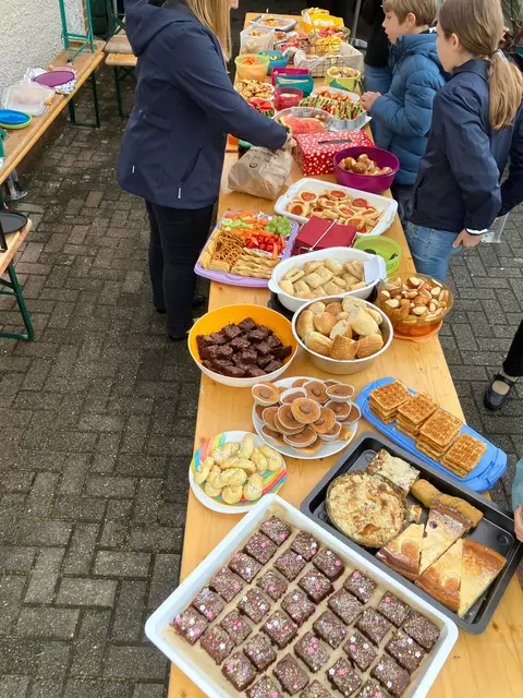 Während der Api-LEGO®-Stadt-Besichtigung gab es am Sonntag am Buffet noch einige mitgebrachte leckere Häppchen. | Foto: Daniela Mayer