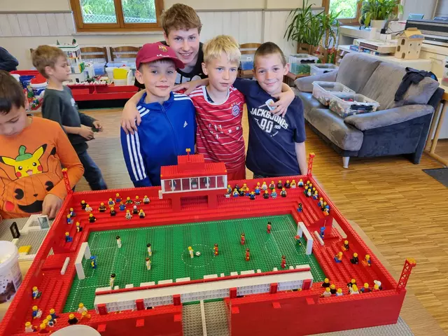 Begeistert bauten über 50 Kinder eine LEGO®-Stadt bei den Apis in Brackenheim, hier entstand ein Fußball-Stadion. | Foto: Jochen Baral