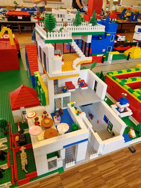 Ganz unterschiedliche Gebäude und Häuser entstanden auf der Api-LEGO®Stadt in Brackenheim. | Foto: Jochen Baral