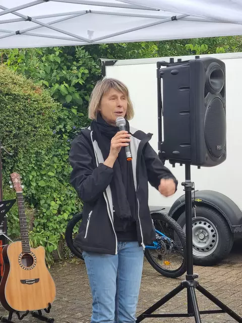 Am Sonntag wurde die Api-LEGO®Stadt Brackenheim mit einem Familiengottesdienst und einem Grußwort eröffnet, hier Ruth Scheffbuch, die die Gäste ermutigte, auf Gott zu vertrauen. | Foto: Jochen Baral