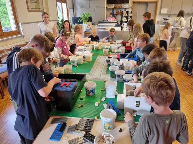 Mit viel Geduld und Kreativität bauen die Kinder ihre Api-LEGO®Stadt Brackenheim, vorerst sieht man noch nicht viel. | Foto: Jochen Baral