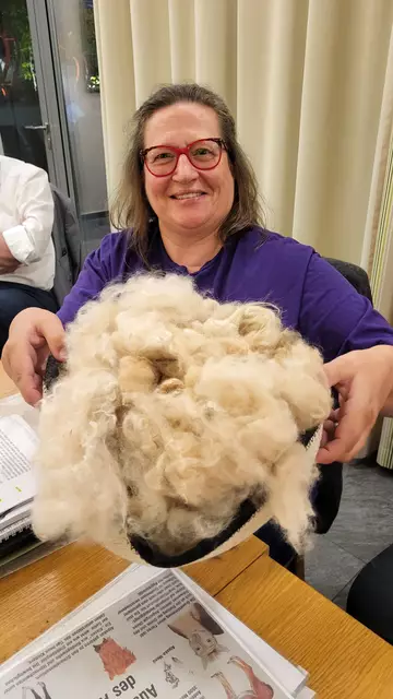 Karin Wohlschlegel mit einem Korb bester Alpakawolle. | Foto: Lions Club Hohenloher Land