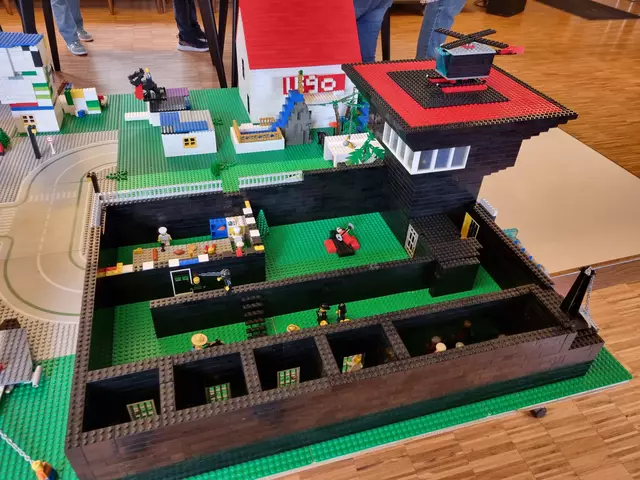 Auf der Api-LEGO®Stadt in Brackenheim wurde eine Polizeistation mit Gefängnis erbaut. | Foto: Jochen Baral