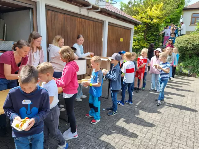 Zwischendurch gibt es auf dem Gelände der Apis auch eine Bauarbeiterpause bei der Api-LEGO®Stadt Brackenheim. Hier beim Vesper im Innenhof. | Foto: Jochen Baral