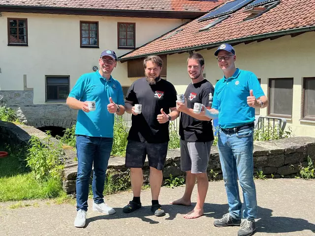 Markus Löffler (links) und Kiwanis-Präsident Steffen Schoch (rechts) übergeben 300 Kiwanis-Tassen an das CVJM-Führungsteam Kevin Schweizer (2.v.l.) und Chris Lohrey (2.v.r.). | Foto: ssc
