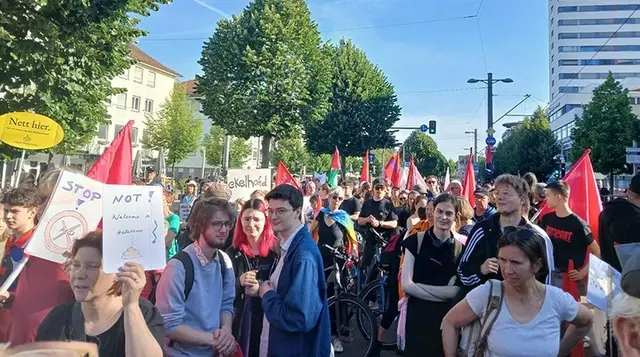 Eine breit zusammengesetzte Demonstration zog am 31.5. vom Hauptbahnhof zur Allee. Mit dabei Fahnen der Grünen, der SPD, der Linkspartei, der MLPD, von Solid, REBELL, Jusos, Grüne Jugend, IG Metall, Ver.di, NGG, Antifaschistische Aktion. Gut vertreten waren auch die Omas gegen Rechts. | Foto: MLPD