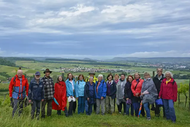 Als der Regen aufhörte nutzen wir die Gelegenheit zum Gruppenfoto ohne Schirme und vor der schönen Kulisse des Weinsberger Tals. | Foto: Michael Harmsen
