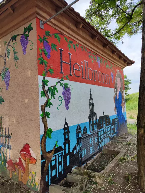 Überraschung am Treffpunkt. Das Häuschen der Zeag begrüßt die Gäste, die von Weinsberg und der Autobahn nach Heilbronn kommen mit dem Käthchen und den Stadtfarben. Wunderschön auch die Silhouette der Stadt | Foto: Aurelia Kling