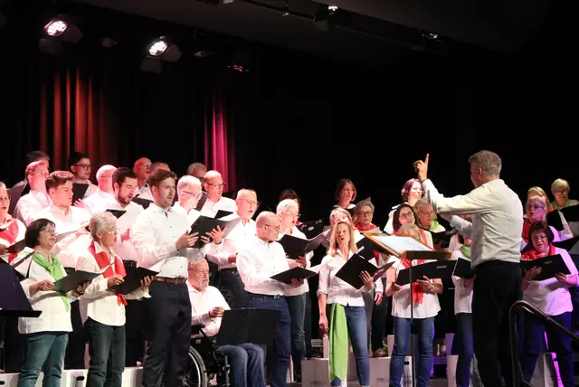 Achtung Einsatz: 62 Stimmen hören auf den Chorleiter | Foto: Liederkranz Leingarten e.V.