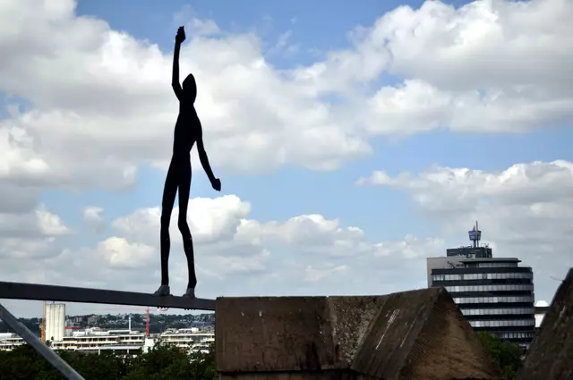 Hoch über den Dächern von Heilbronn. Seit 1985 balanciert eine auf Silhouetten reduzierte Figur über dem Turm. Die Figur "Über dem Abgrund" wurde vom Berliner Bildhauer und Installationskünstler Hubertus von der Goltz erschaffen. | Foto: Daniela Somers