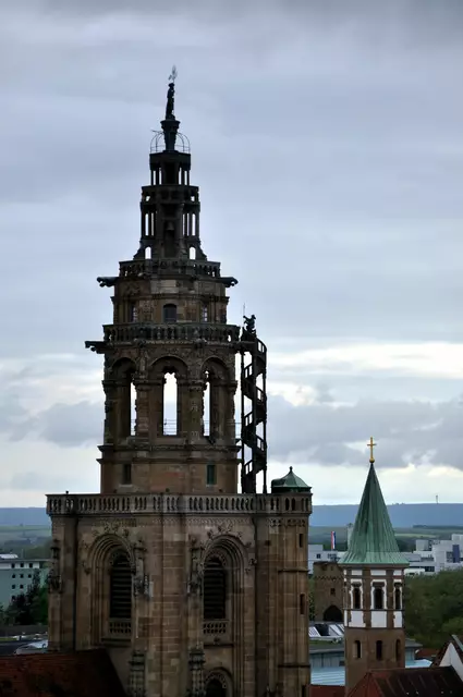 Blick auf den Kiliansturm. Da oben gibt es total viel Steinmetzkunst zu entdecken. | Foto: Daniela Somers