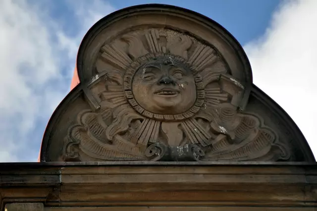Steinmetzkunst an einem Haus aus dem Jahr 1898/1901 | Foto: Daniela Somers