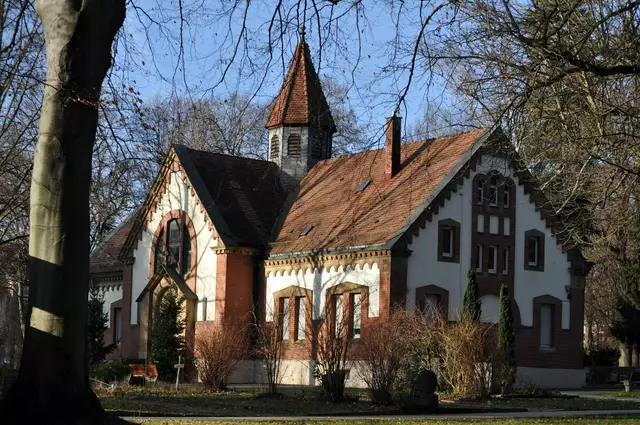 Auch der Stadtteil Böckingen gehört zu Heilbronn. Diese hübsche Kirche ist die Friedhofskapelle auf dem alten Böckinger Friedhof | Foto: Daniela Somers