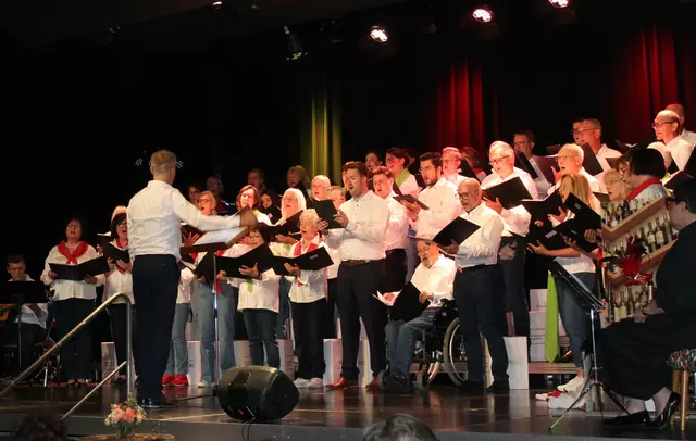 62 Sängerinnen und Sänger unter der Leitung von Johannes Schrader | Foto: Liederkranz Leingarten e.V.