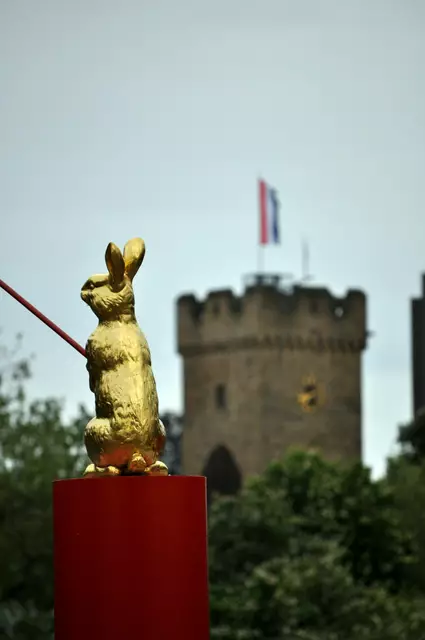 Erfolgreicher Hase (Goldener Hase)" von Heinrich Brummack. Der goldene Hase mit der Angel diente zu Repräsentation der damaligen Galerie Manfred Rieker unterhalb der Brücke. Im Hintergrund der Götzenturm. | Foto: Daniela Somers