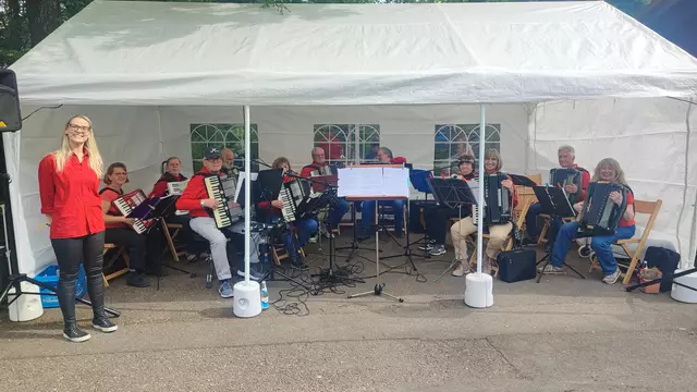 Das Hobby-Orchester beim Auftritt auf dem Rettichfest | Foto: privat