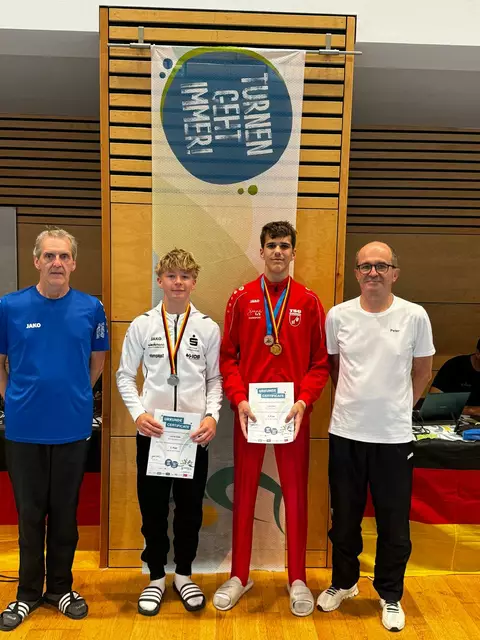 Laurin Götz und Luis Derr mit Trainer Dirk Gläser und Peter Onisk | Foto: GTm