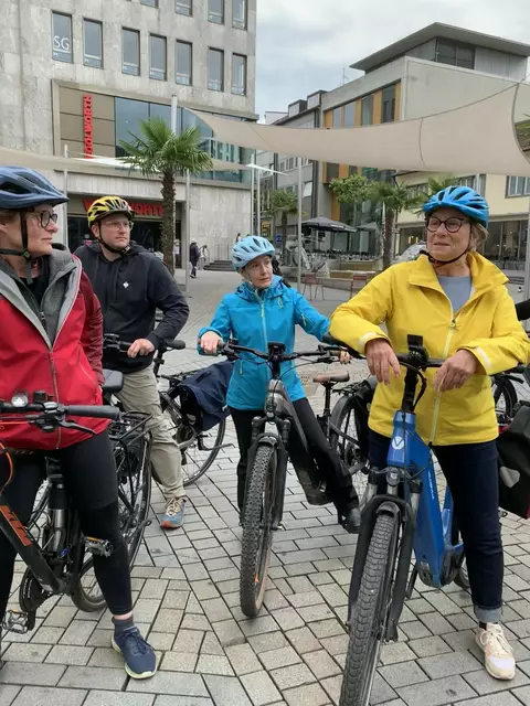 Am Kilianplatz Heilbronn: Mitglieder des ADFCs mit Patrik Wegener, OB-Kandidat und Ulrike Morschhäuser Grüne Stadträtin. | Foto: Manfred Stockburger