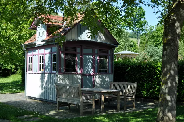 Botanischer Obstgarten. Und zu den Pflanzen und den historischen Gartenhäuschen gibt es auch immer Platz für eine Pause. | Foto: Daniela Somers