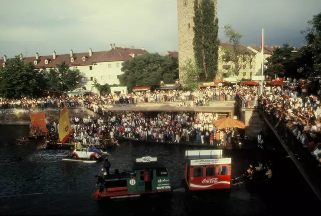 Die Siegerehrung vom Wettbewerb "Wer ist der Kapitän des originellsten Neckardampfers erfolgte stets bei der Anlände unterhalb der Götzenturmbrücke. Hier war auf dem Wasser dichtes Gedränge. | Foto: Hans Peter Schmitt