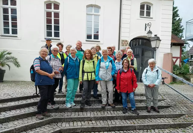Die Wandersleut vor der ehemaligen Synagoge mit Hochzeitsstein (im Hintergrund) in Freudental- noch bei trockenem Wetter. | Foto: Foto privat