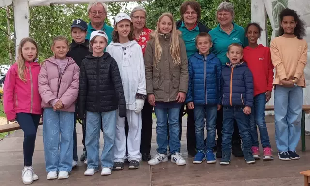 Die Akteure des Musicals mit Chorleiterin und Helfern. | Foto: Privat