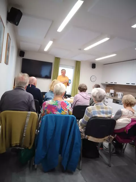 Joachim Klinger zeigt barrierefreie Bezahlterminals im BSV-Beratungshäusle | Foto: Martin Haug