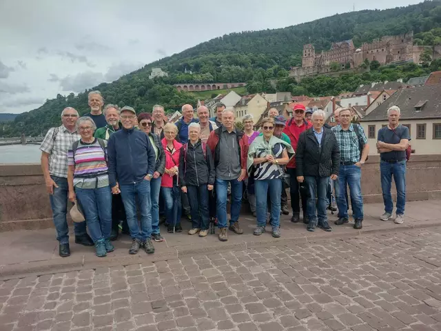 Wanderer auf der Alten Brücke über den Neckar | Foto: Reinhard Wurst