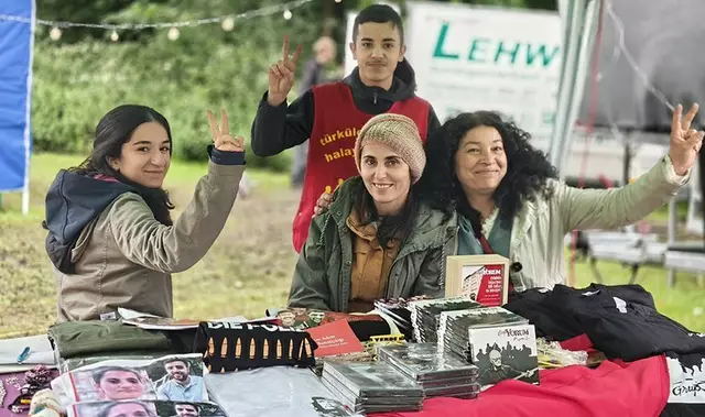 Sehnsucht nach Freiheit, Demokratie und Sozialismus prägten den Auftritt der bekannten Grup Yorum (hier Bandmitglieder an ihrem Infostand) Sie ließen sich durch Maßregelungen und versuchte Kriminalisierung durch die Stadtverwaltung Gelsenkirchen nicht von ihrem Auftritt abhalten.  | Foto: MLPD