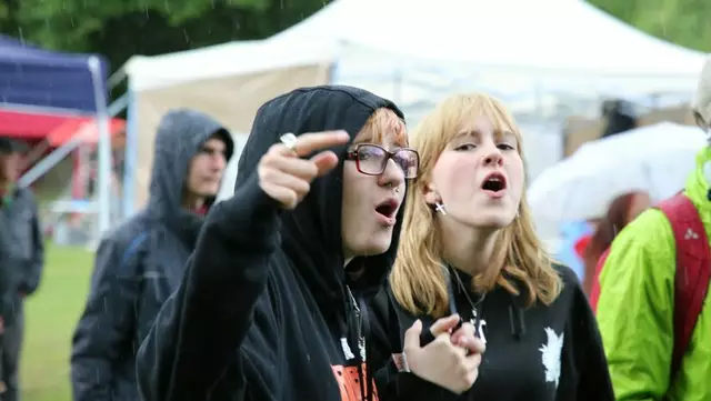 „Wir lassen uns doch von ein wenig Regen nicht einschüchtern“, oder, wie ein jugendlicher Teilnehmer des Rebellischen Musikfestivals meint: „Das Wetter ist ein prominenter Faktor, aber“ - und dann lacht er.
Fast jeder ist vorbereitet, wetterfeste Kleidung, Schirme und Gummistiefel sind da. Alle helfen, die Herausforderung gemeinsam zu meistern: Wege begehbar machen, Material sichern, alles sauber halten usw.  | Foto: MLPD