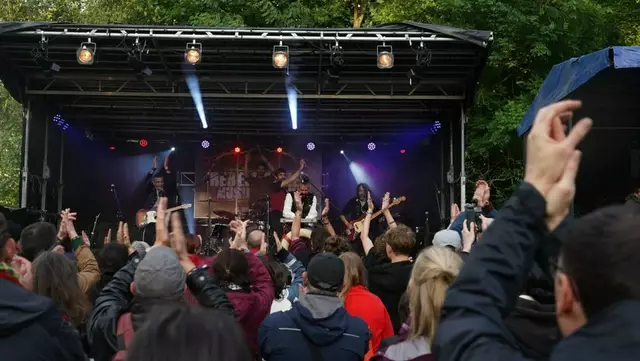 Tolle Stimmung beim Rebellischen Musikfestival am Pfingstwochenende im Nienhauser Park (Gelsenkirchen). Hier der Auftritt der Band NUJU aus Italien. | Foto: MLPD