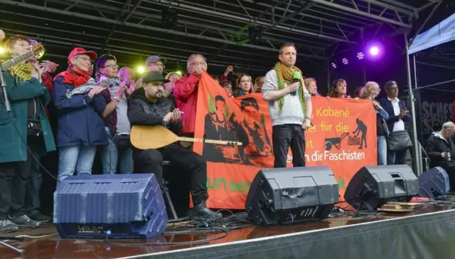 Beeindruckend war die Eröffnung des Blocks "10 Jahre Kobane Brigaden". 177 Brigadistinnen und Brigadisten (darunter 3 aus Heilbronn) bauten 2015, in vom faschistischen IS zerstörten Kobane/Syrien, ein Gesundheitszentrum auf. Zahlreiche von ihnen kamen beim Rebellischen Musikfestival auf die Bühne. Ein beeindruckendes Bild. Begrüßt wurde auch Dr. Basrani, direkt aus Kobane kommend. Unter großem Jubel konnte er mitteilen, dass das Gesundheitszentrum immer noch gut funktioniert. Es sind bereits 49.000 Kinder dort geboren worden. Er ließ von den Ärztinnen und Ärzten und Beschäftigten des Gesundheitszentrums grüßen und sprach noch mal einen herzlichen und großen Dank aus für diese großartige mutige Soliidaritätsleistung. | Foto: MLPD