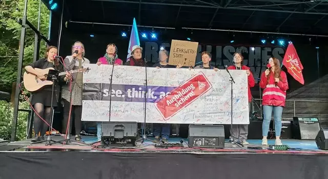 Das Rebellische Musikfestival ist eng verbunden mit der Arbeiterbewegung, kämpferischen Frauenbewegung, Umweltbewegung und ein Treffpunkt für Aktivistinnen und Aktivisten der Internationalen Solidarität, Friedensbewegung, Antifaschismus. Hier beim Programmpunkt 'workers on stage'. | Foto: MLPD