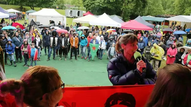 Gabi Fechtner (am Mikrofon), die heutige Parteivorsitzende der MLPD, hatte 2015 eine der 11 Aufbau-Brigaden in Kobane geleitet. 
Der Protest gegen den Völkermord in Palästina und die internationale Solidarität mit Palästina wurden zu einem Highlight des Rebellischen Musikfestivals.  | Foto: MLPD