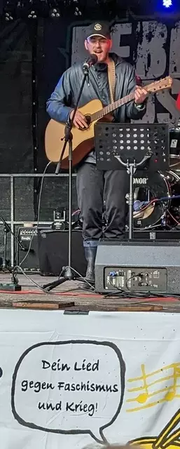 Die Heilbronner Rebellen gewannen den Songcontest "Dein Lied gegen Faschismus und Krieg" mit ihrem Lied „Ich tanze auf Scherben“. Den zweiten Platz machten die „Sturmvögel“ aus Rostock und Dritter wurde ein Einzelkünstler aus dem Rhein-Main-Gebiet mit seinem Song über faschistische und reaktionäre Influencer.  | Foto: MLPD