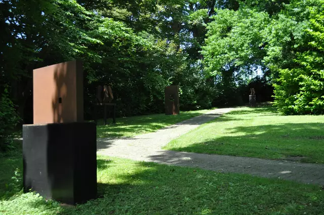 Der Skulpturenpfad mit Werken von Michael Hieronymus geht durch den Friedhofsbereich. | Foto: Daniela Somers