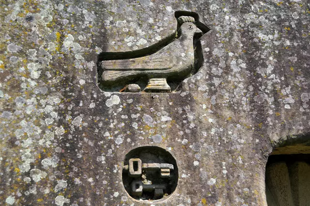 Details am Gedenkstein. Dank Martina und ihrem Beitrag weiß ich nun auch was die verschiedenen Symbole bedeuten: Taube: Hoffnungsträger der Menschen und Sinnbild des Heiligen Geistes. Schlüssel: weisen uns auf die wirkende Kraft hin, die als Fortsetzung der Erlösungstat Jesu im Himmel u. auf Erden sowohl lösen als auch binden kann. | Foto: Daniela Somers