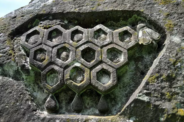 Details am Gedenkstein. Hoffnungssymbol: Bienenwabe | Foto: Daniela Somers