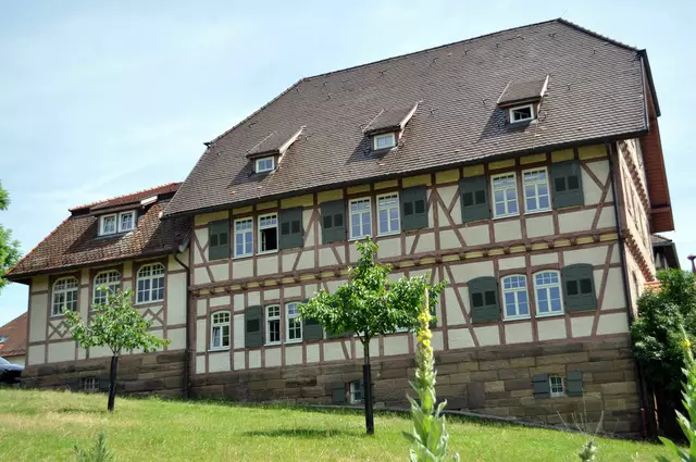 Gutshofgebäude. Überall gibt es viele grüne Wiesen. | Foto: Daniela Somers