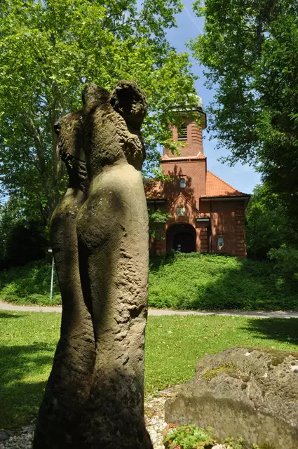 Gedenkskulptur im Park. Im Hintergrund die Kirche. | Foto: Daniela Somers