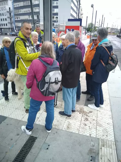 Wolfgang Heiler erklärt auf Bahnsteig die Funktion der akustischen Infosäule | Foto: Martin Haug