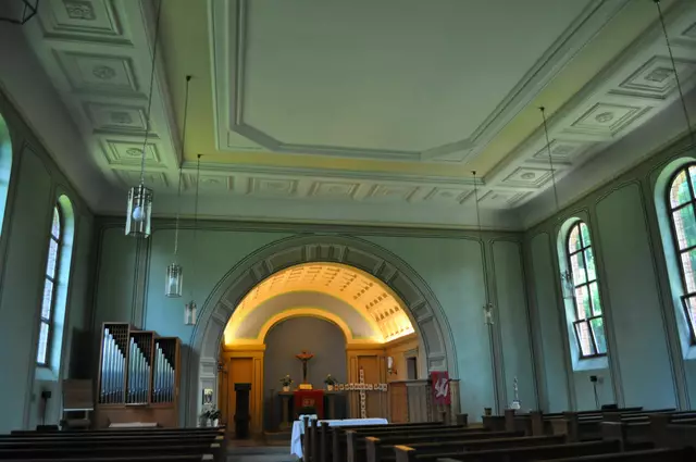 Das Innere der Kirche ist schlicht gehalten. Aber an der Decke sind schöne Stuckarbeiten | Foto: Daniela Somers