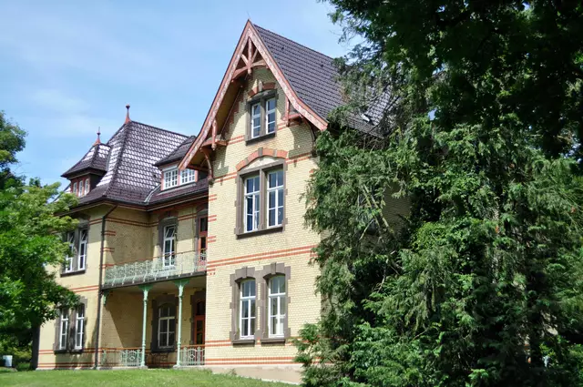 Ein altes Stationsgebäude. Wie alt? Schwer zu sagen. Aber ich habe das Gebäude auf einem Bild von 1910 gesehen. | Foto: Daniela Somers