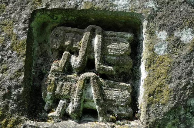 Details am Gedenkstein. Heuschrecken sollen an die Nahrung der Pilger in der Wüste erinnern. | Foto: Daniela Somers