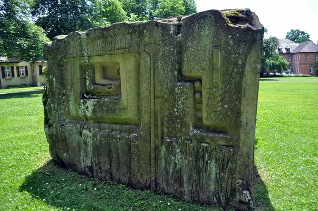 Ein großer Gedenkstein mit vielen verschiedenen Symbolen erinnert an die vielen Opfer des Nationalsozialimus. | Foto: Daniela Somers