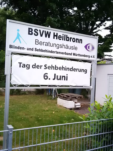 Terminankündigung "Tag der Sehbehinderung" an der Info-Tafel beim Beratungshäusle am Sonnenbrunnen | Foto: Martin Haug