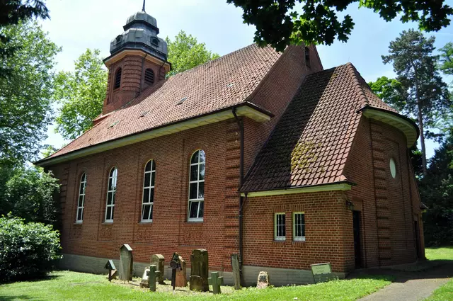 Neben der Kirche sind alte Grabsteine vom dazu gehörigen Friedhof. | Foto: Daniela Somers