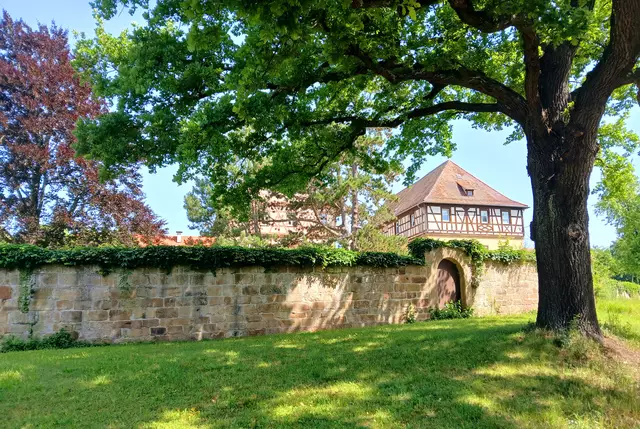 So sind die schönen Gutshofsgebäude von außerhalb zu sehen.  | Foto: sigischlottke