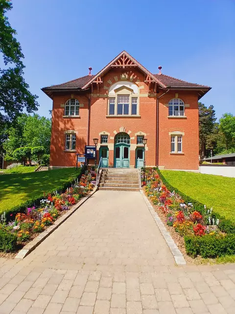Der blumengeschmückte Eingang zum Festsaal. 
Hier finden viele Veranstaltungen und auch Fortbildungen etc. statt.  | Foto: sigischlottke