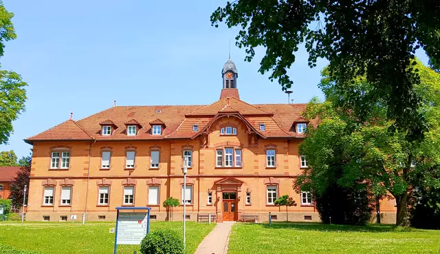 Die Verwaltung ist in diesem tollen Gebäude untergebracht.  | Foto: sigischlottke